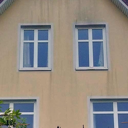 Fassadenreinigung gelbe Hauswand Einfamilenhaus vorher, dreckig