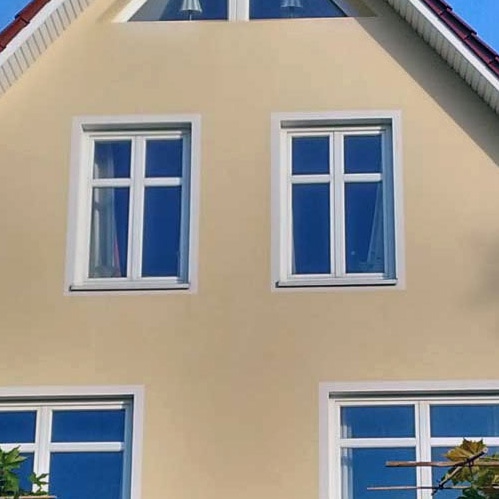 Fassadenreinigung gelbe Putzfassade Einfamilienhaus nachher, sauber